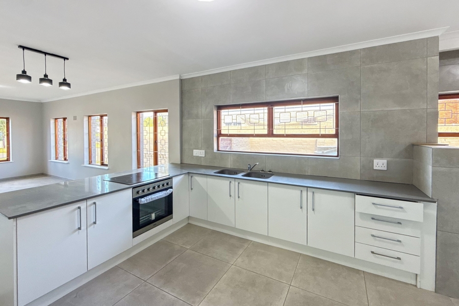 5 Bedroom Property for Sale in Monte Vista Western Cape